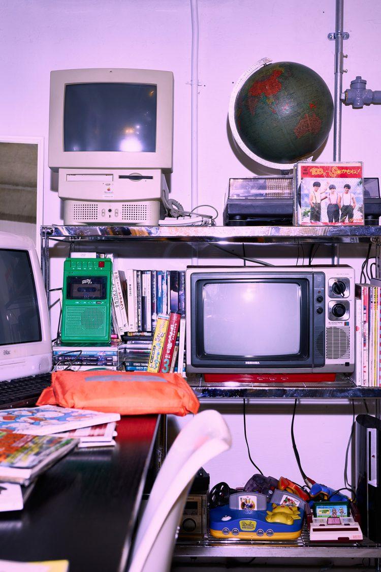 ブラウン管テレビやレトロゲームが並ぶ
