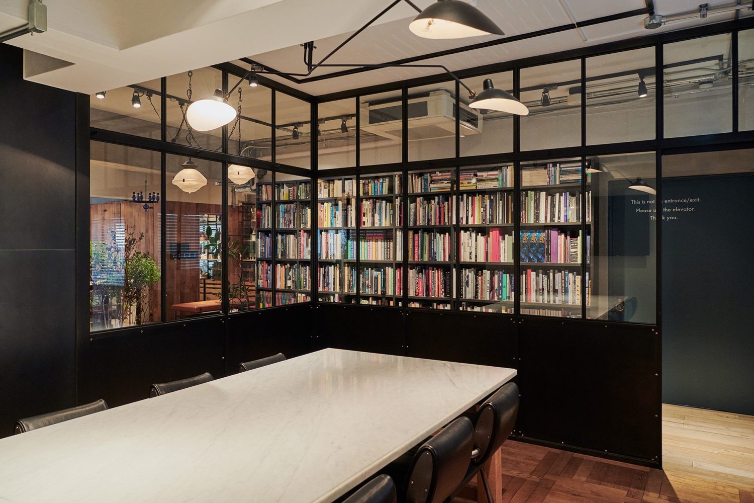 オプション:個室(ガラス窓は内側からカーテンで目隠し可能)