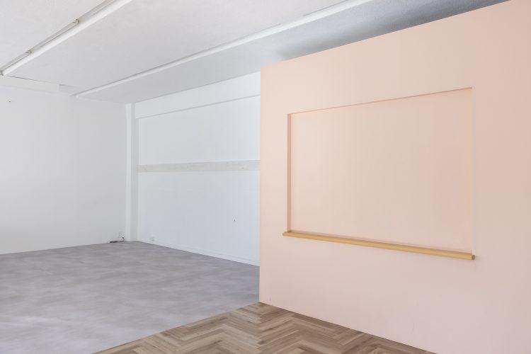 カラー壁スペースから白壁スペース側