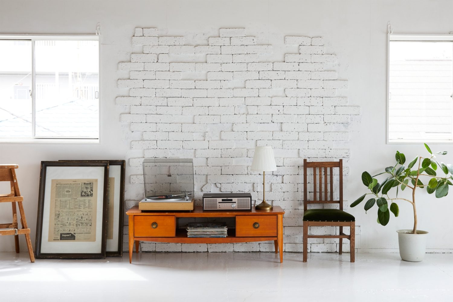 2F / White brickwall