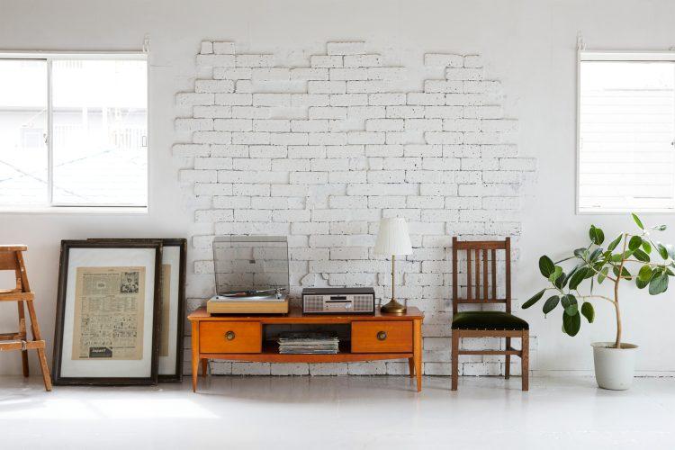 2F / White brickwall