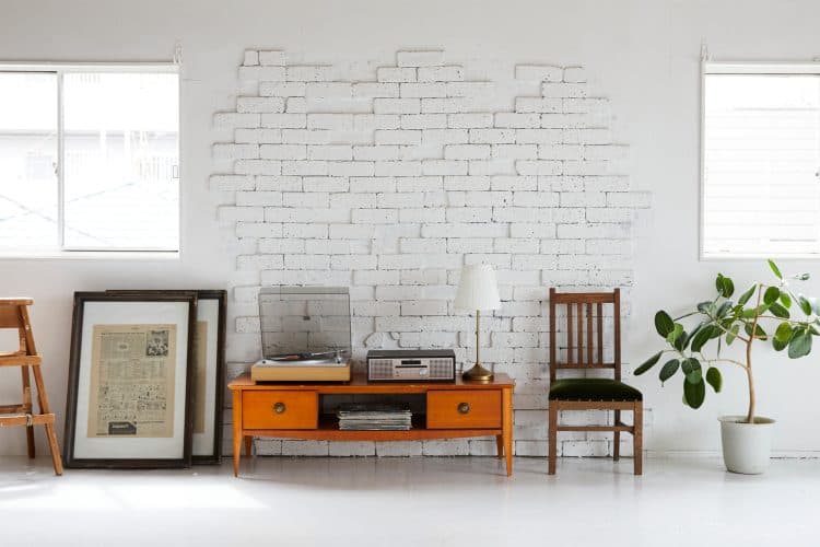 2F / White brickwall