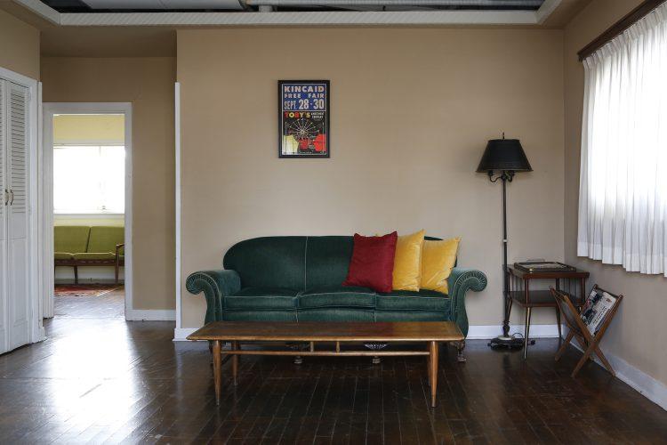 コーヒーミルク色の壁 リビングルーム