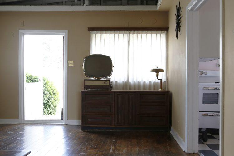 ミッドセンチュリーTVとデスクランプ