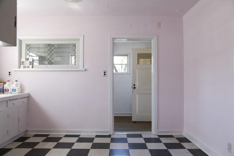 市松模様の床 ステンドグラスの窓