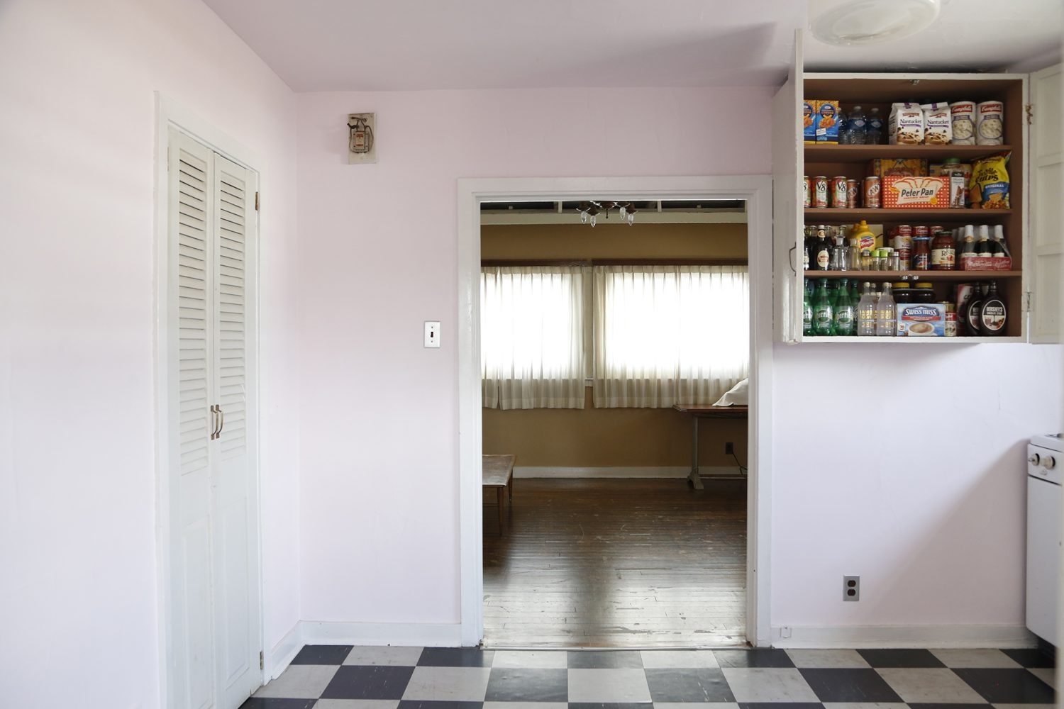 シェルフ内の生活雑貨と備品 プロップス類