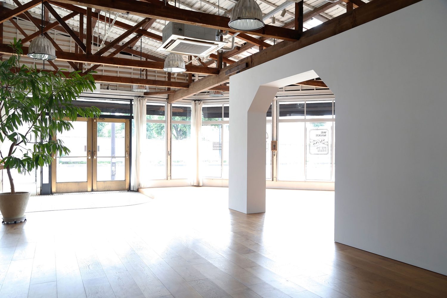 メインフロア 移動可能な白壁