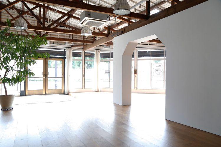 メインフロア 移動可能な白壁