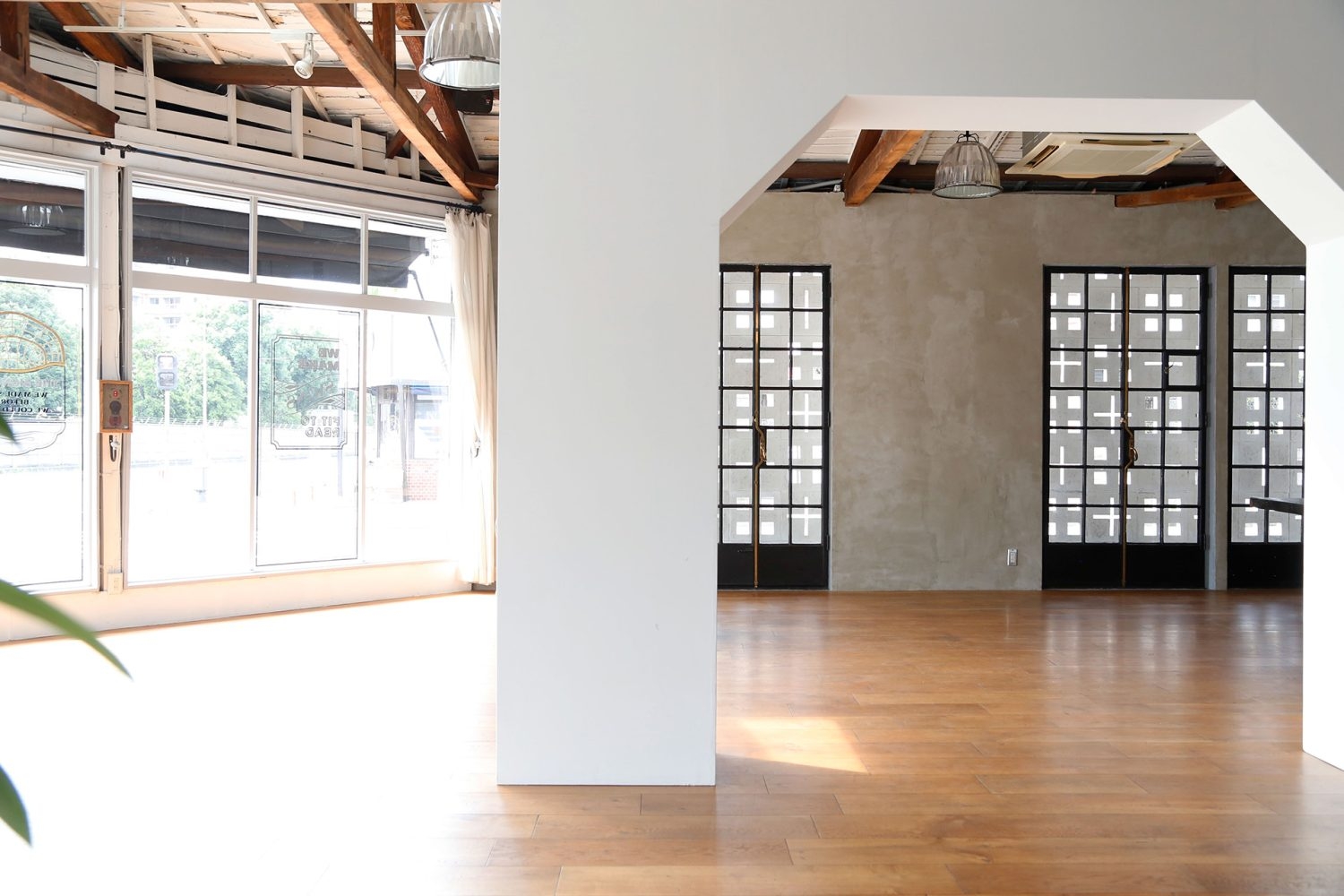 白壁アーチ モルタル壁 格子ダブルドア