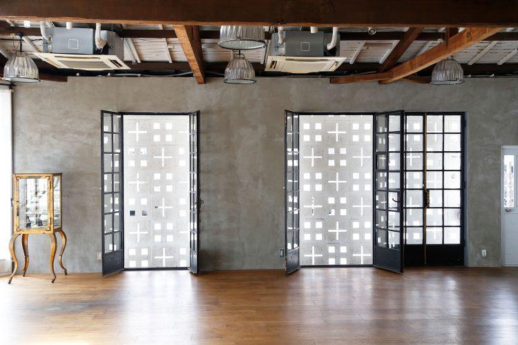 モルタル壁 格子ダブルドア メディカルキャビネット