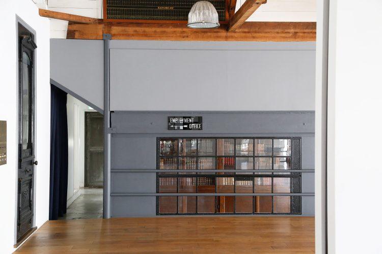 メイクルーム / 通路 グレーの壁