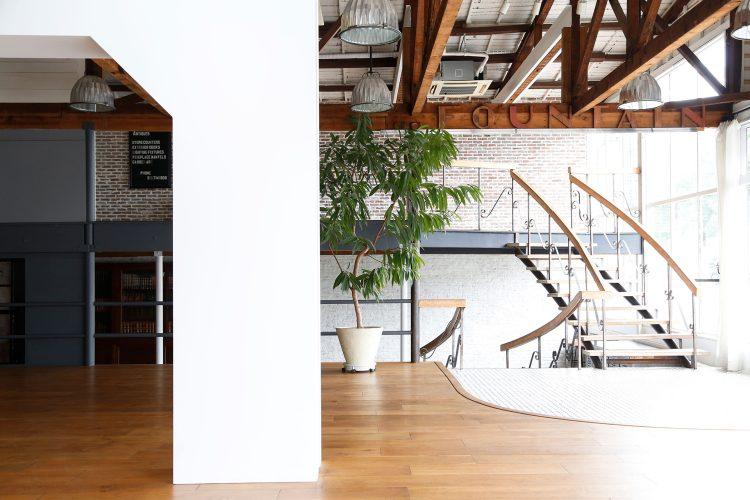 白壁アーチ 階段抜け