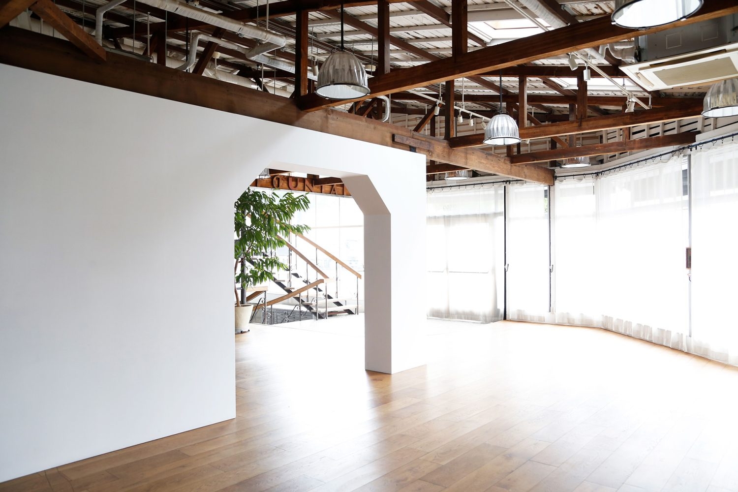 移動可能な白壁アーチ オーク材の床