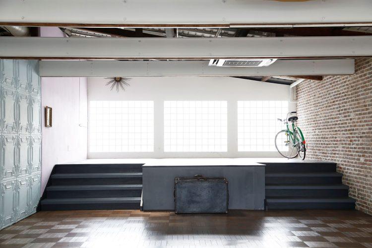 ガラスブロック 階段 ヴィンテージ自転車 トランク