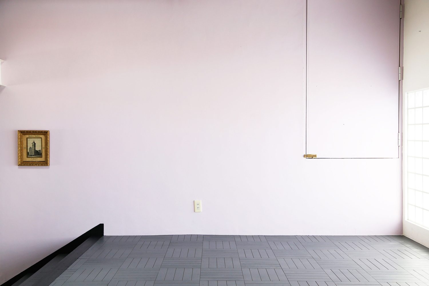 3F ライラック色の壁