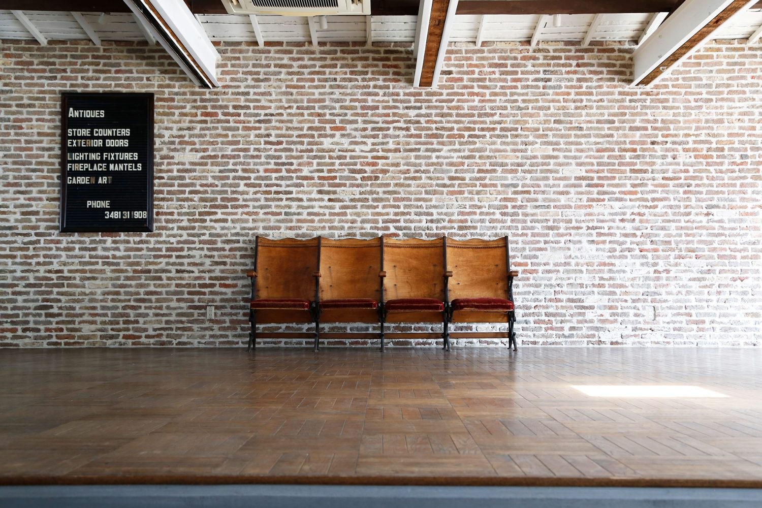 2F アンティークレンガの壁 シアターシート