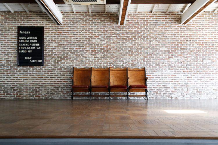 2F アンティークレンガの壁 シアターシート