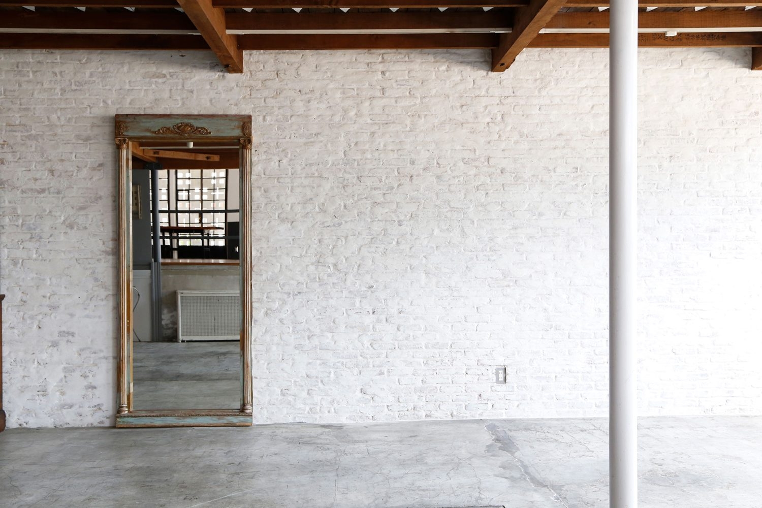 白レンガの壁 アンティークフレームミラー