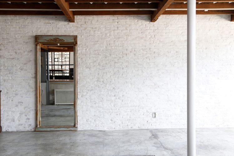 白レンガの壁 アンティークフレームミラー