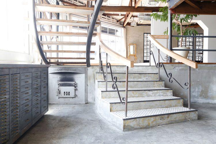 半地下の階段 インダストリアルキャビネット