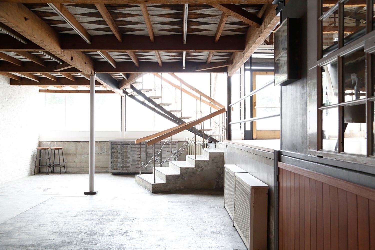 半地下 腰板 ラジエーター モルタル床