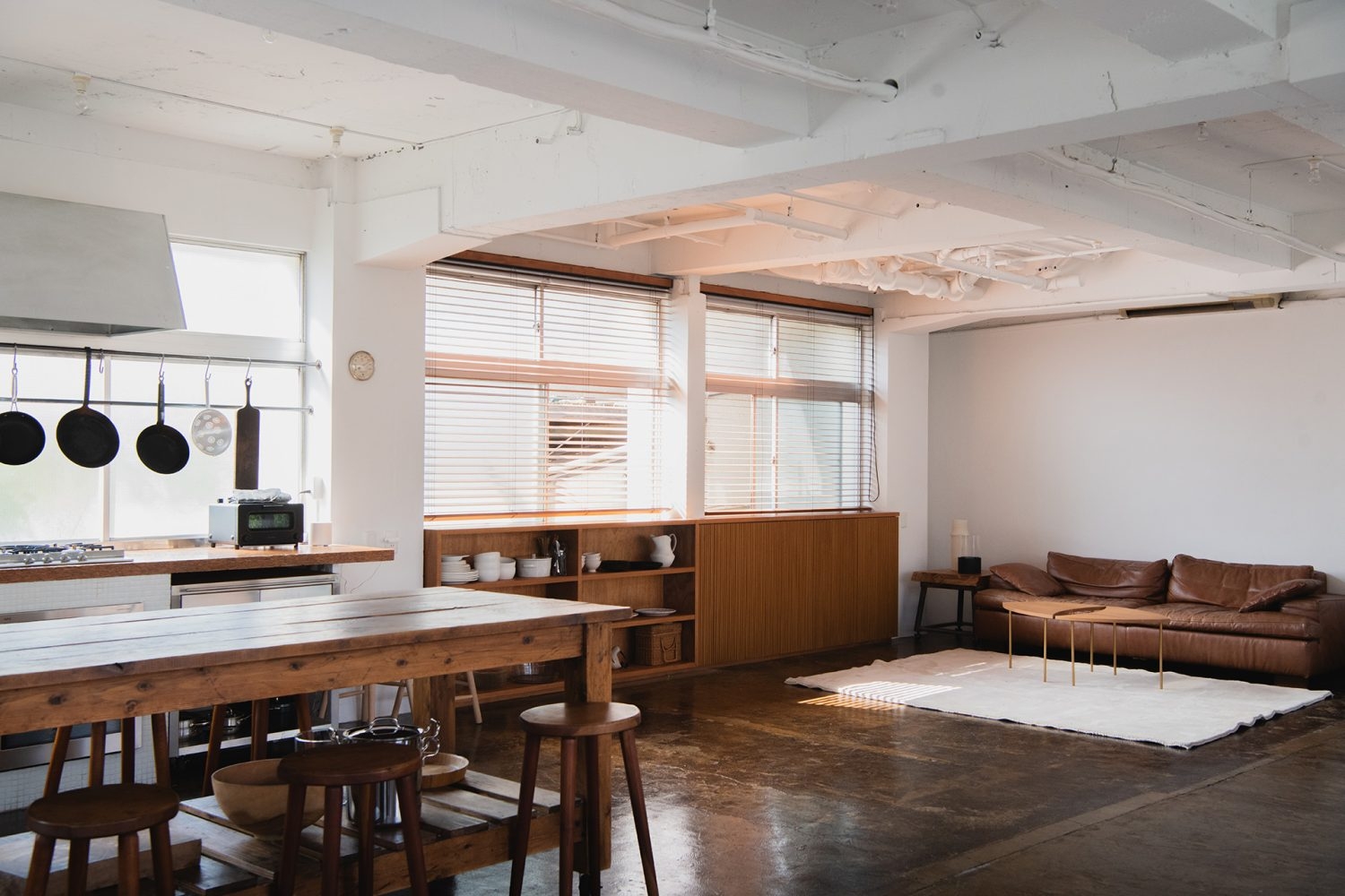 ダイニングとソファスペース