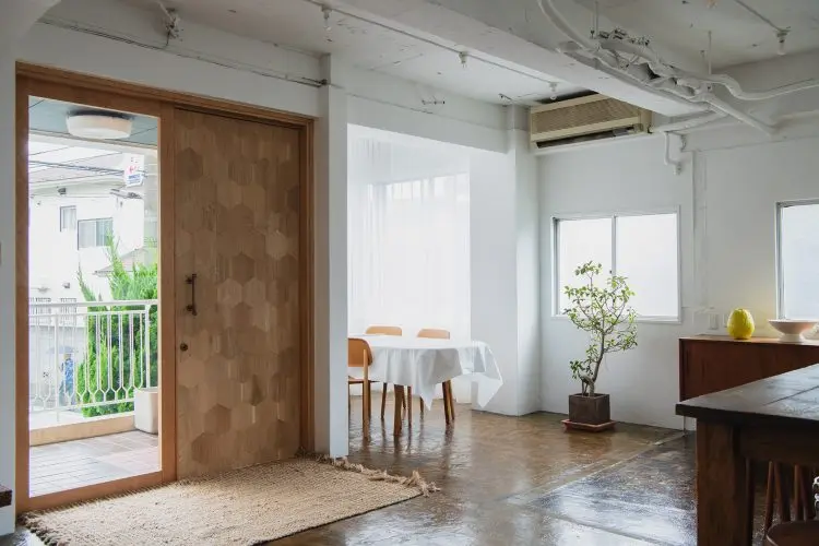 キッチンから玄関ポーチ