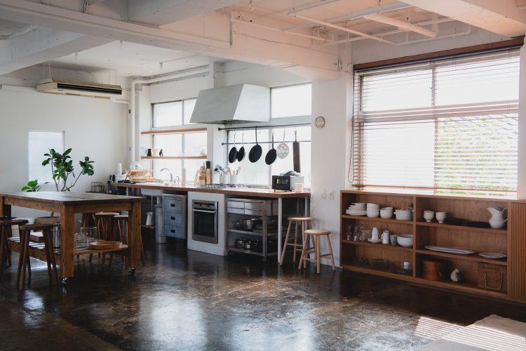 フルスペックのキッチンといつでも調理できる小物が入った収納棚