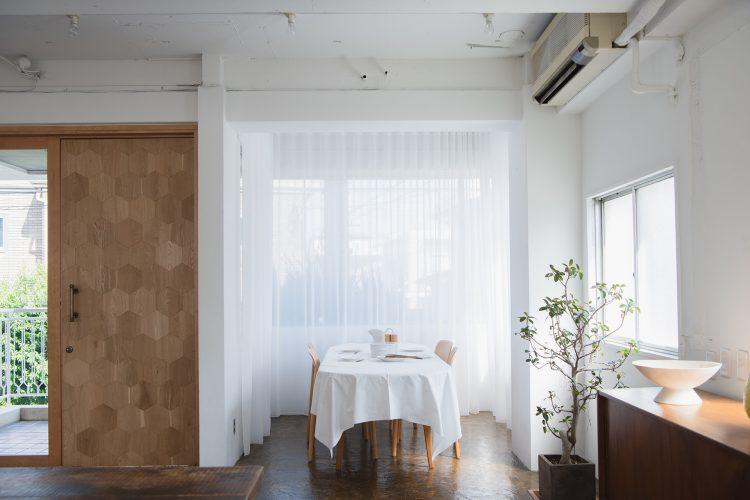 カーテンに囲まれ一日光が回る空間