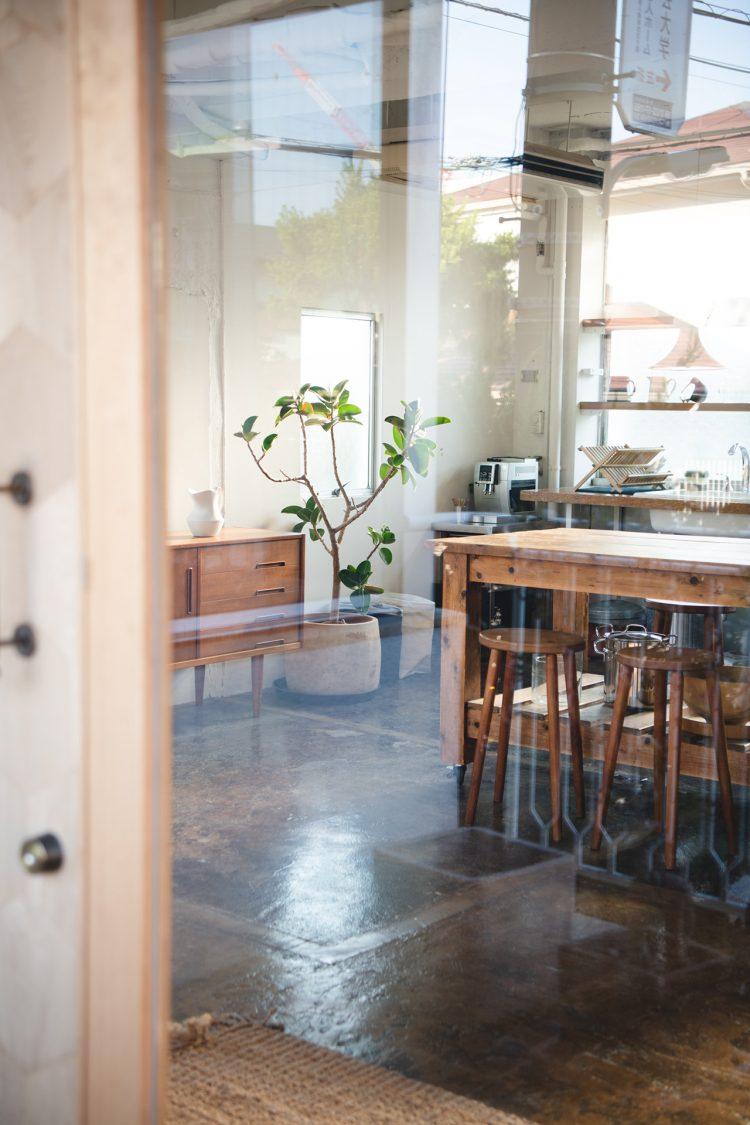 玄関ポーチからのガラス越し