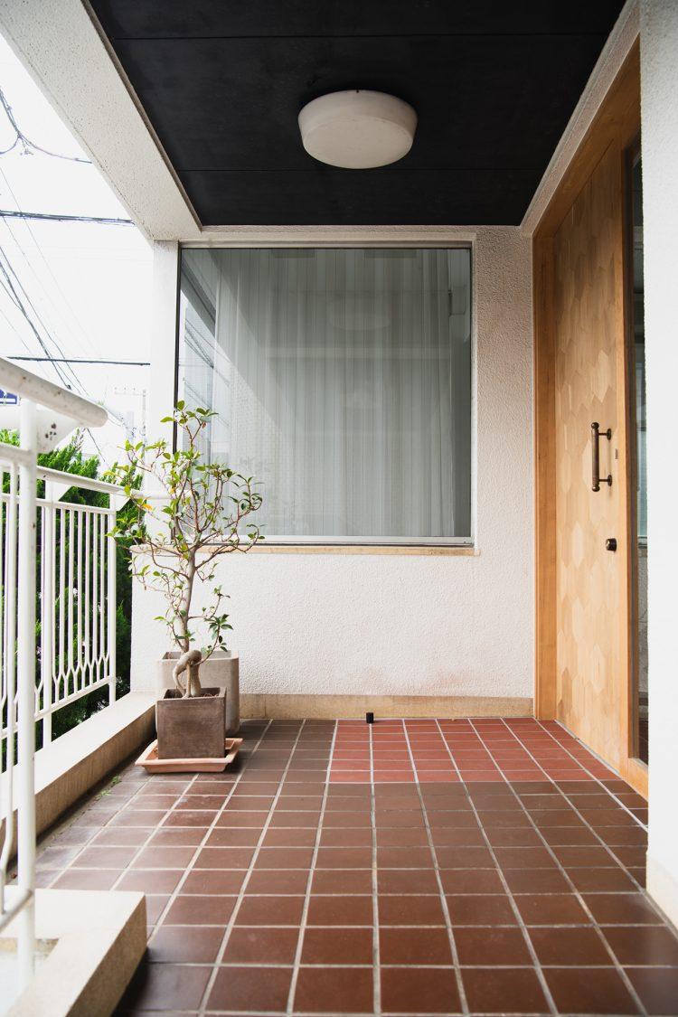 外からの玄関ポーチ