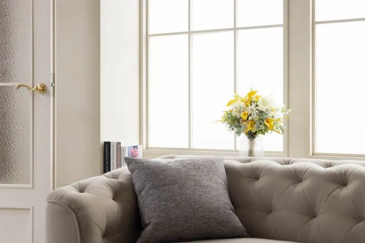 やわらかい光とソファ