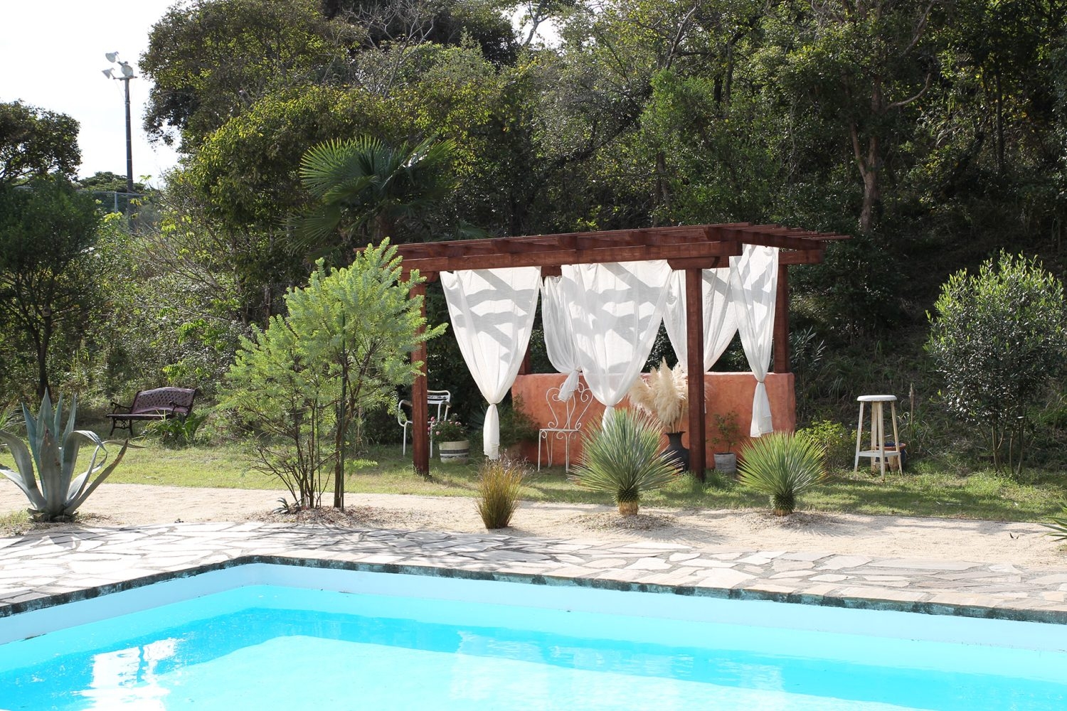 プール際にあるパーゴラ