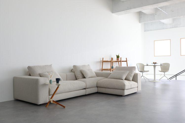 常設の家具でくつろぎのリビングシーン