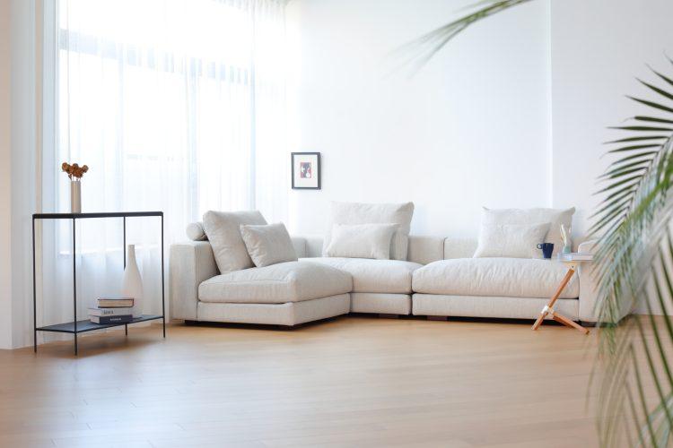 自然光差込むリビングシーン