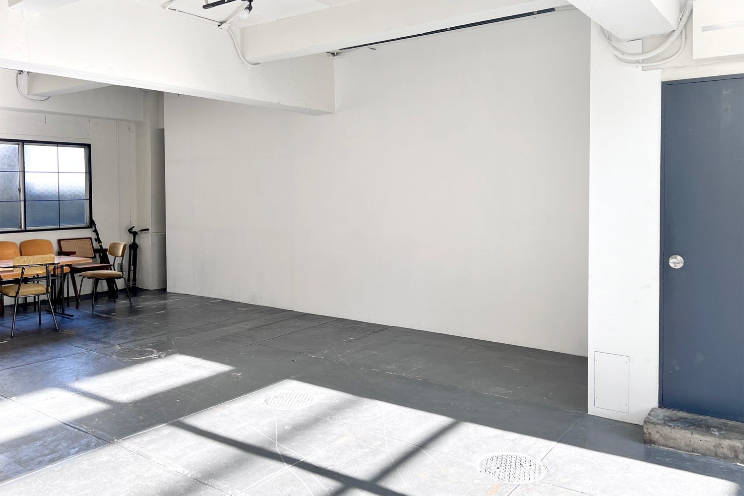 1F 横幅6mの白壁を追加