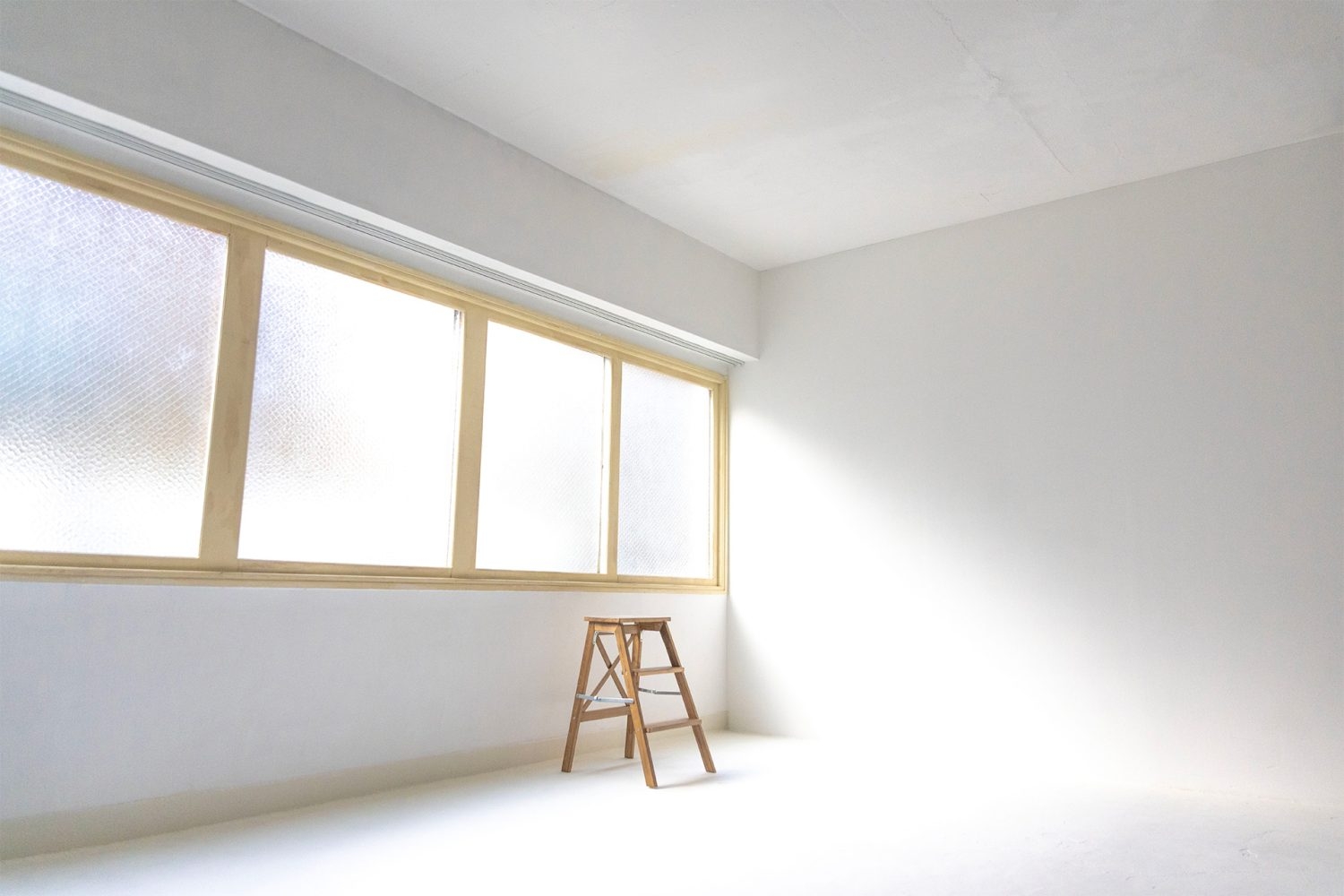 定期的にメンテナンスされた白壁と白床