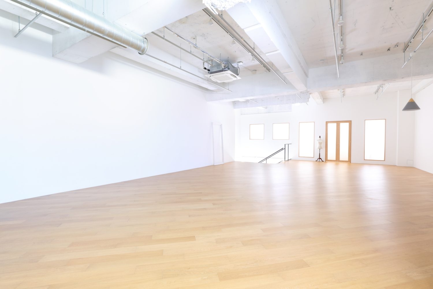 幅10m高さ4mの大きな白壁