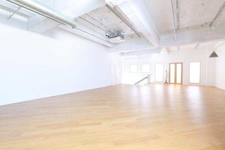 幅10m高さ4mの大きな白壁