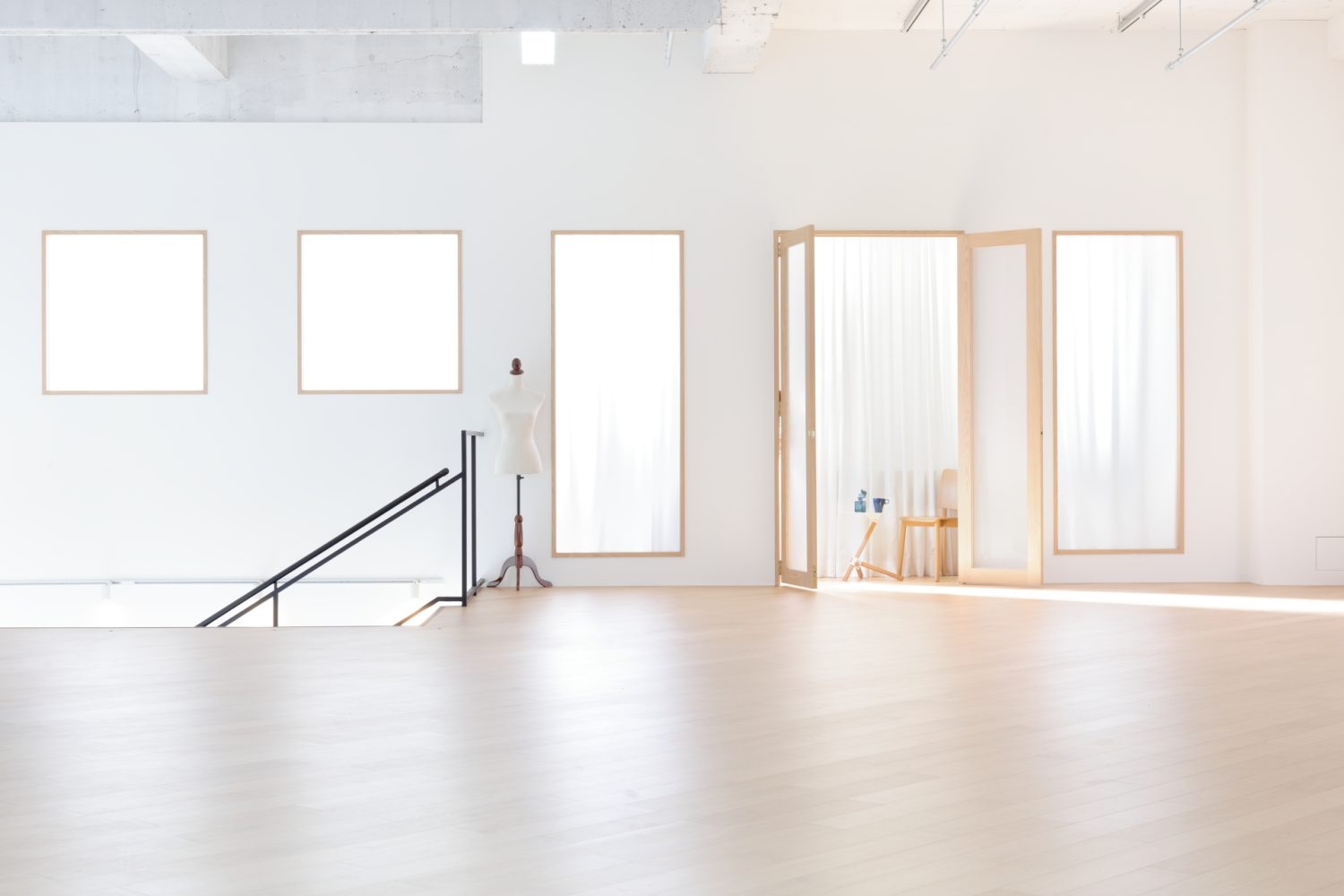 たっぷりと自然光が差し込むすりガラスの窓