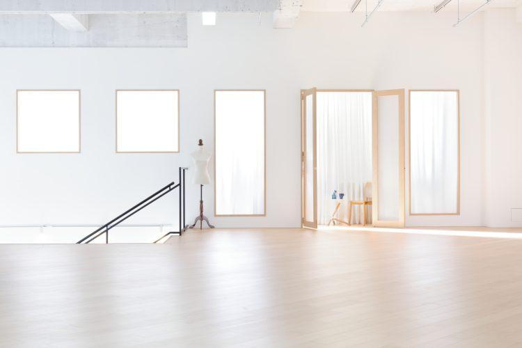 たっぷりと自然光が差し込むすりガラスの窓