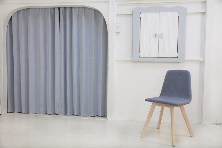 アーチデザインの開口と木窓