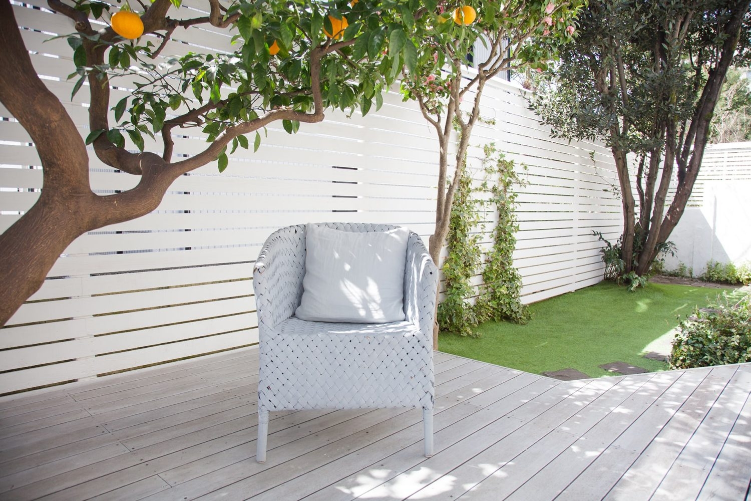 南側ガーデンのウッドデッキ