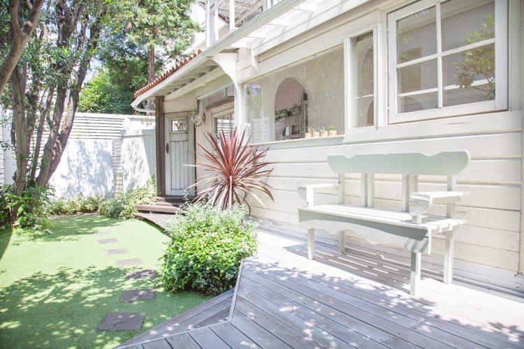 南側ガーデンから母屋