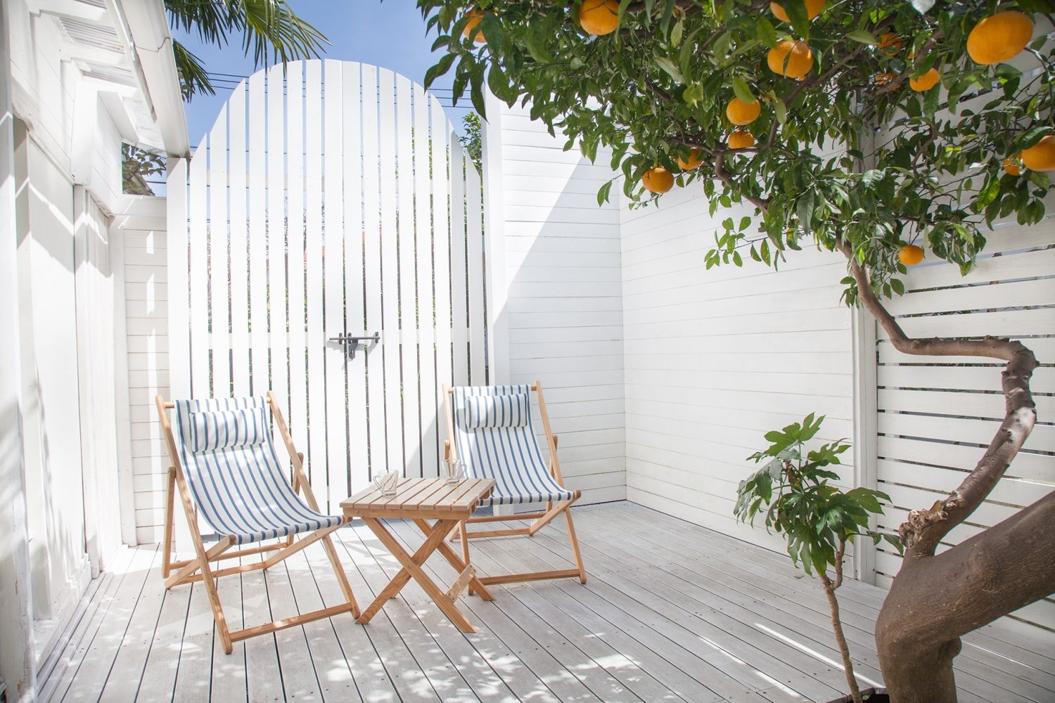 南側ガーデンのウッドデッキ