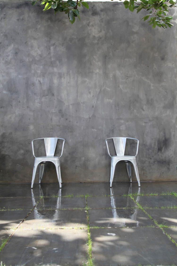 前庭モルタル壁