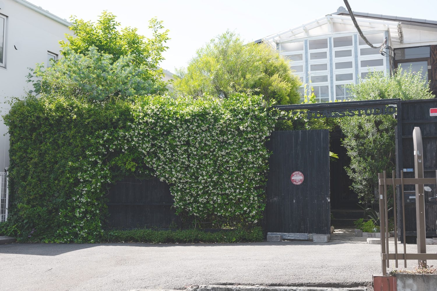 スタジオ入口 / 駐車場