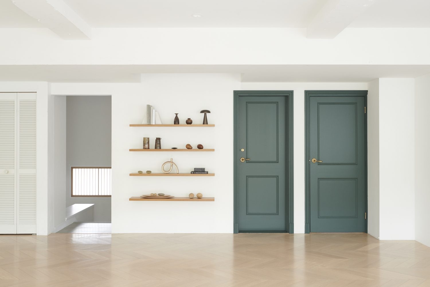 ディープグリーンのドア