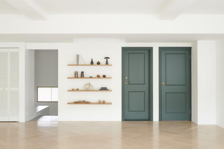 ディープグリーンのドア