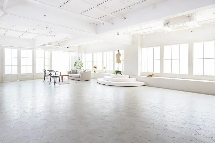 L字に囲む27mの明るい扉と窓